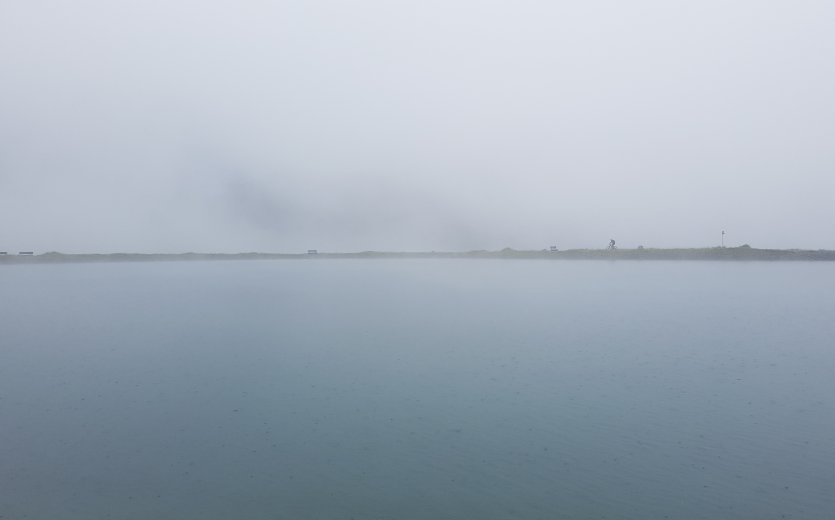 Der Speichersee auf der Plamort Ebene. Eigentlich sieht man Berge im Hintergrund.