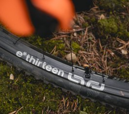 Detailfoto eines e*thirteen MTB Laufrads mit Logo und Ventil