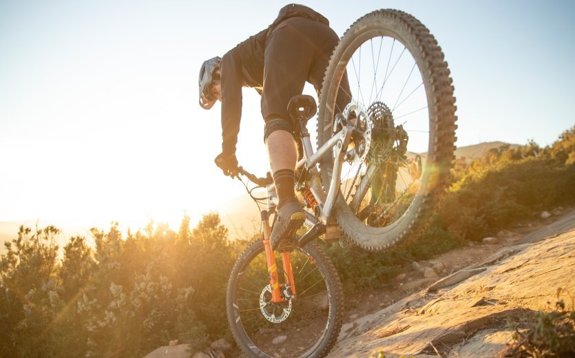 El sillín juega un papel central en bicicletas de montaña no sólo para sentarse.