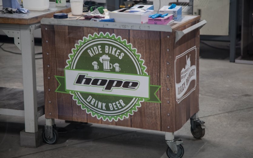 Ein Werkstattwagen von Hope: Ride Bikes Drink Beer