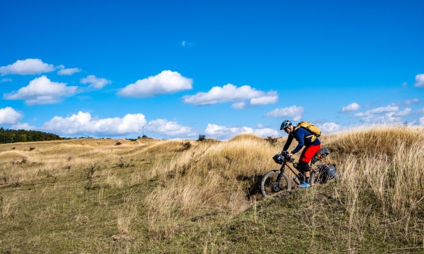 Auch bei schnellen Kurvenfahrten durch wegloses Terrain sitzen die ORTLIEB Gravel-Packs satt am Gepäckträger.