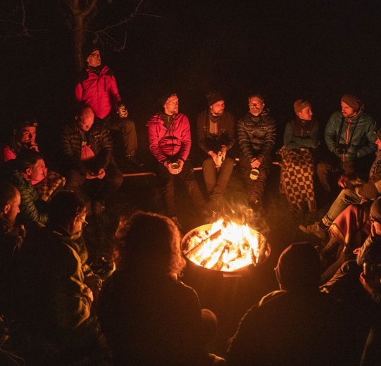 Die Candy B. Teilnehmer:innen am Lagerfeuer. 