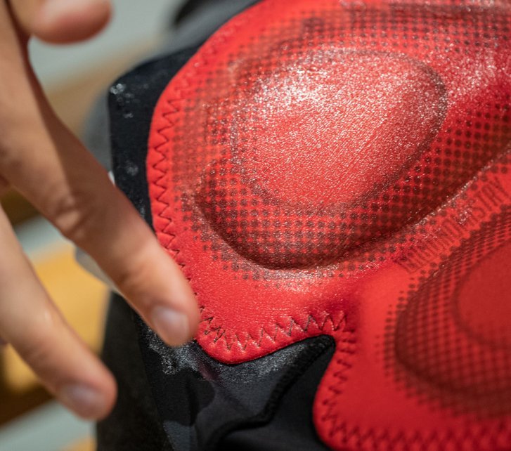 Vista de detalle de la badana de unos culotes de Endura. Las costuras se preparan con la crema anti irritante de Eule. En el acolchado de los culotes se ve una película grasa. 