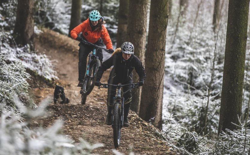 Frauen Mountainbikes Sprung Wald