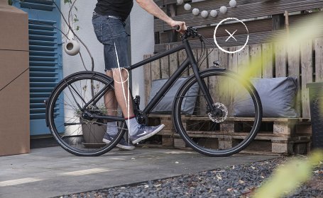 Ist Dein Knie durchgestreckt, ist der Sattel zu hoch. Beim Treten kannst Du den Pedalkontakt verlieren.