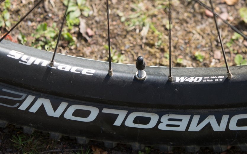 The wide Syntace W40 rims are lightweight and durable.