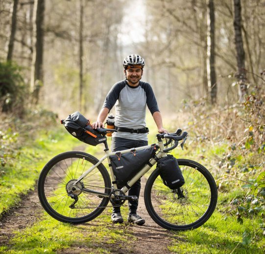 Marcel aus dem Marketing mit seinem bc Flint Custom Gravelbike. 