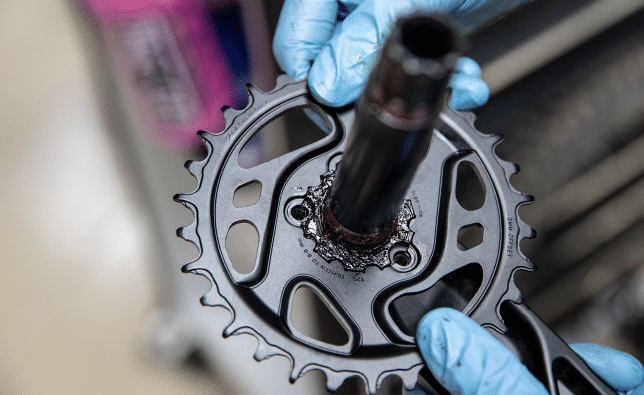Our mechanic holds in his hands a single crank.