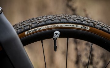 Abgebildet ist ein Teil eines Panaracer Gravelking SK Gravel-Reifens. Das Profil des Reifens ist deutlich zu erkennen. 