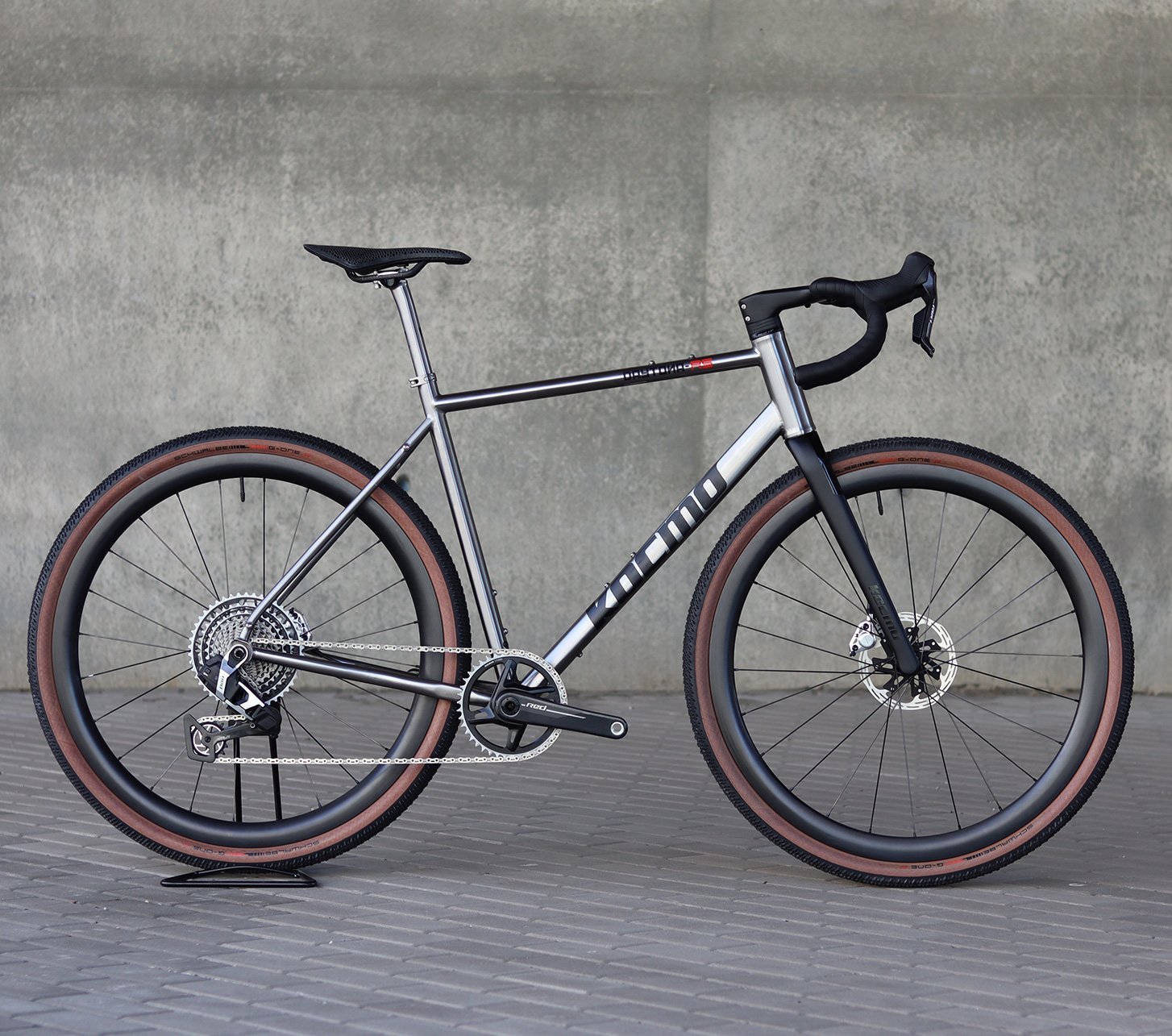 Kocmo Titan Bike in Silber vor Grauer Wand