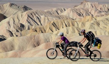 Matthias und Caro auf dem Fahrrad am Zabriskies Point, Death Valley