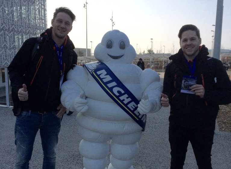Basti und Sascha vor dem Michelin Testzentrum in Ladoux