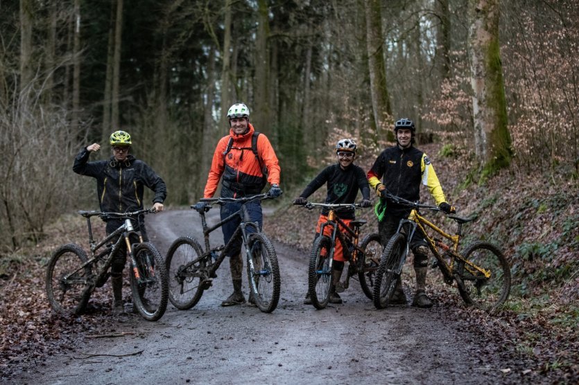 Schlammschlacht Schlammpackung Mountainbiker Dreckig Wald