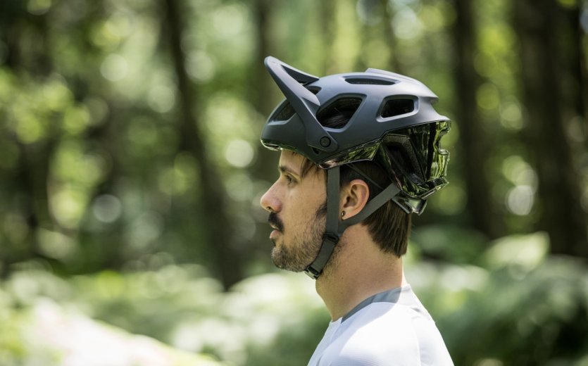 The Endura Singletrack II helmet available at bike-components.de. It is lightweight, reliable and very safe all while being very breathable. Get yours today at a great price.