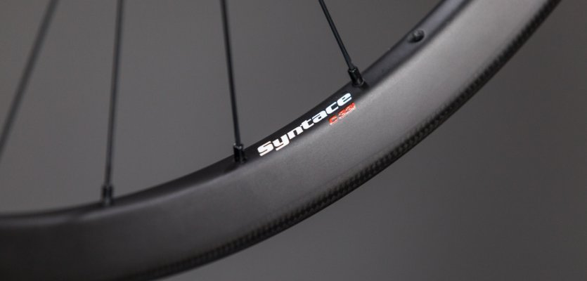 Breit und stabil, das Syntace C33i Carbon Laufrad.