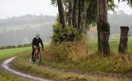 Francisco fährt auf seinem Factor LS über einen Feldweg. Es ist nass und matschig.