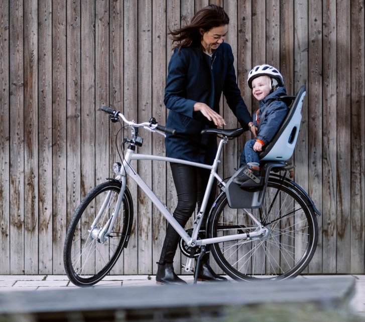 A kickstand keeps both hands free so that you can easily place your child in the seat and buckle up without the bike tipping over.