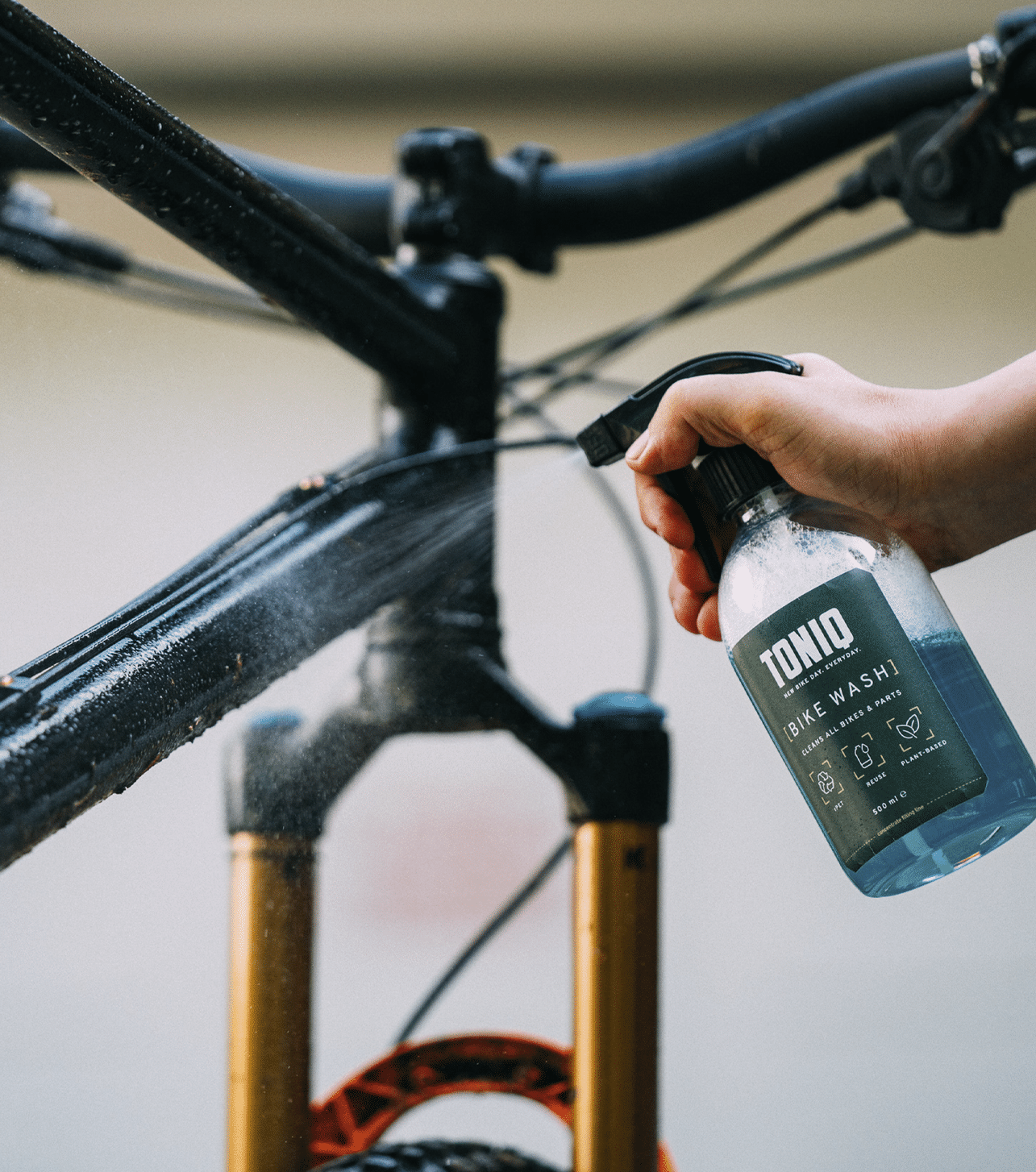 TONIQ Bike Wash wird auf Rahmen gesprüht