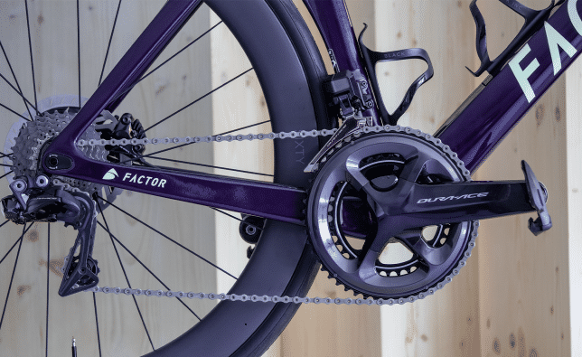 En la imagen se aprecia la transmisión, con el desviador y el sistema de cambios incluidos, de un grupo Shimano Dura-Ace en una bici de ruta Factor One.