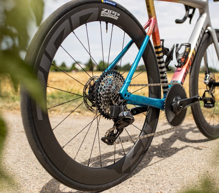 Perspectiva dinámica trasera de una bicicleta de ruta Specialized con ruedas de carbono Zipp.