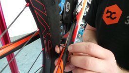 Zur Messung von Seiten und Höhenschläge eines Laufrads kannst Du einfach einen Kabelbinder zur Hilfe nehmen