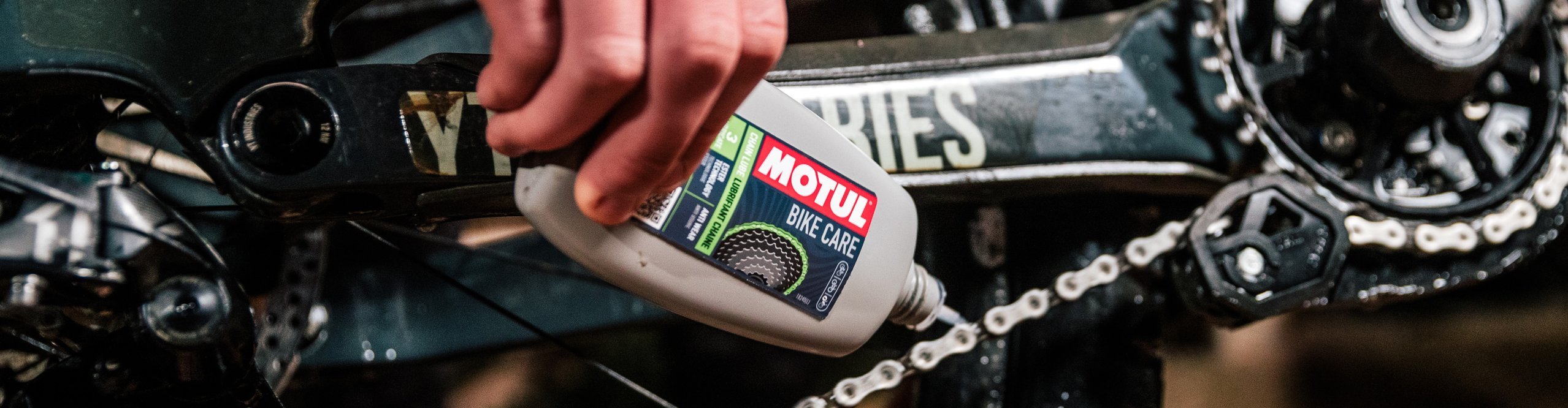 MOTUL Kettenöl wird auf Fahrradkette aufgetragen