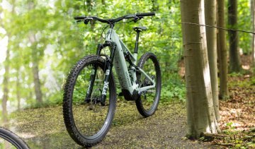 Collage du Specialized Turbo Levo R en forêt