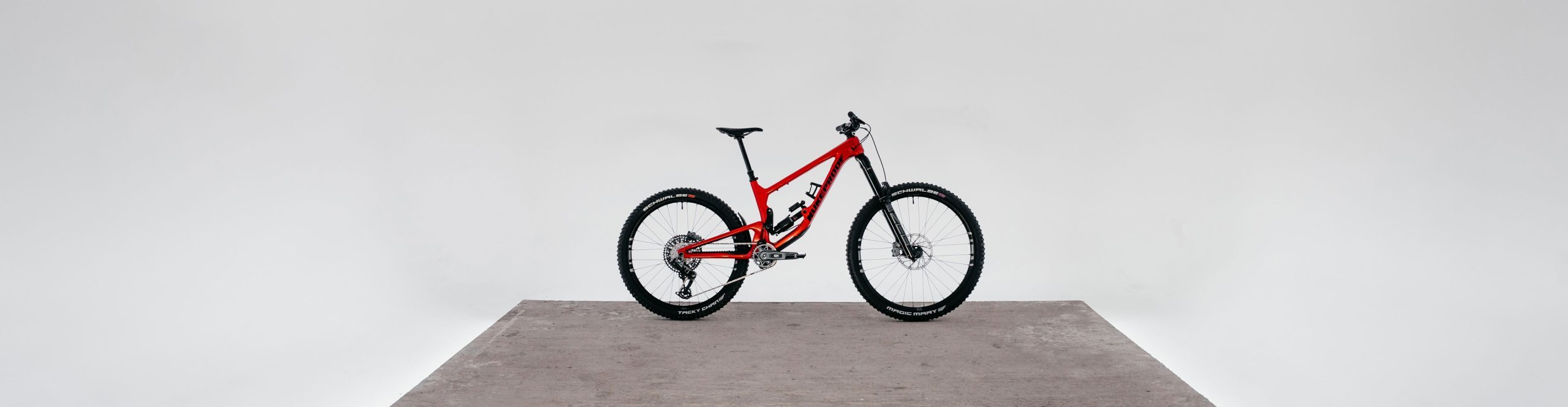Bicicleta de enduro Nukeproof Giga Carbon como MTB de carbono de doble suspensión en el encabezado de la tienda de marca