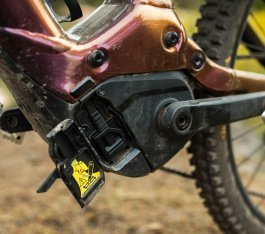 Detailfoto auf die Ladebuchse eines Specialized Turbo Levo 3 E-MTB vor dem Tretlager. Die Abdeck-Klappe ist geöffnet. 