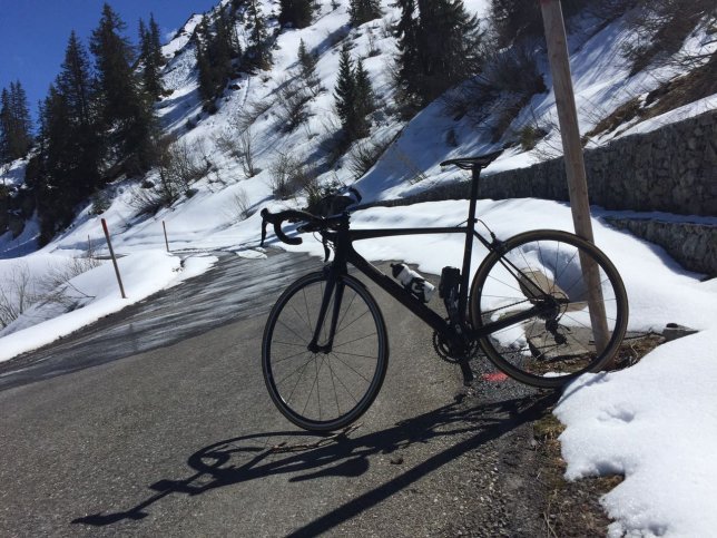 Wegen Schnee gesperrter Alpenpass am Col de la Croix.