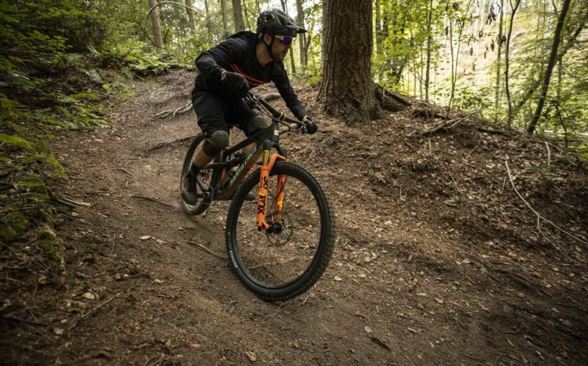 Low rolling resistance is important to Julian: "I have to go across nearly 5 km of asphalt and gravel roads before I’m able to get on the trail.” In regards to rolling resistance and noise, the tyres made for a very pleasant ride."