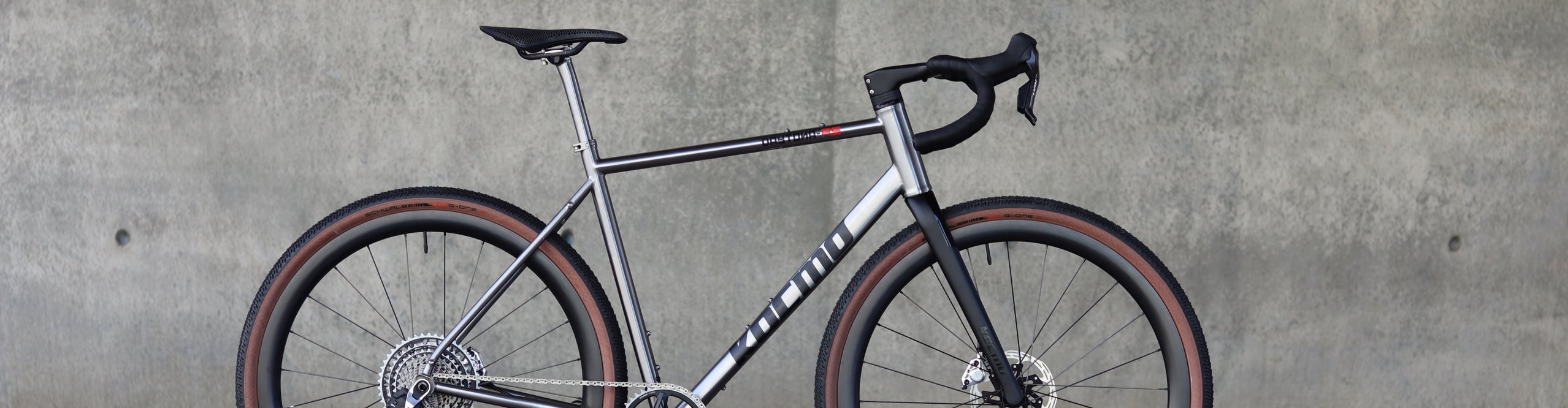 Kocmo Titan Bike in Silber vor Grauer Wand