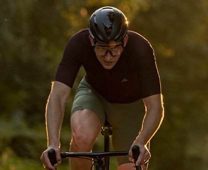 2 Rennradfahrer im Sonnenuntergang nebeneinander fahrend
