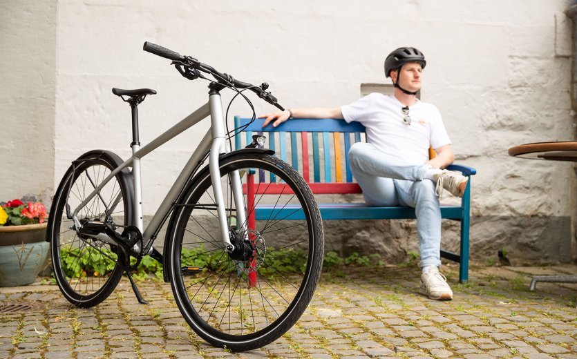 Florian sitzt gemütlich auf einer Bank, im Vordergrund steht sein Vortrieb Modell 1.2