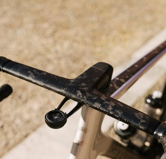 The cockpit of the SuperSix EVO. A coarse carbon structure is clearly visible. 