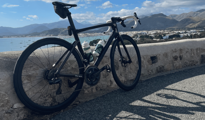 Una Specialized Tarmac SL 7 apoyada en un muro de una carretera costera de Mallorca. 