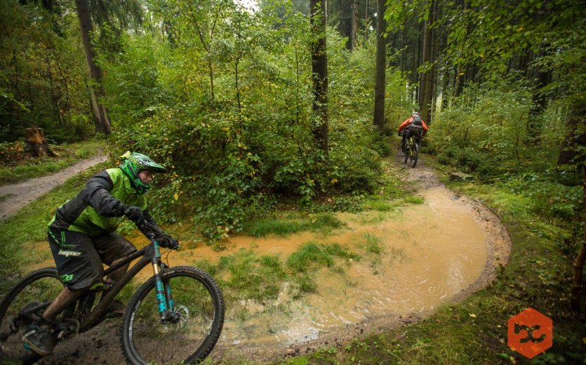 Biker auf der Suche nach marinen Lebensformen.