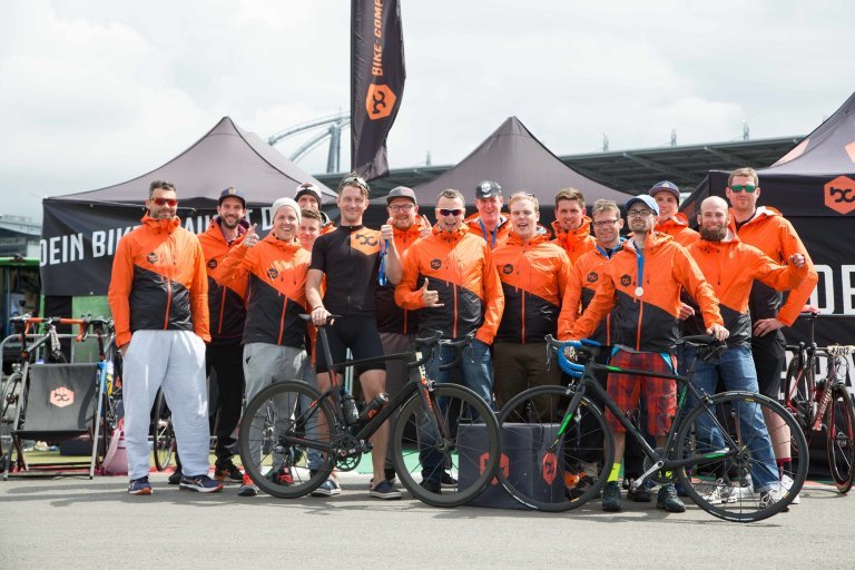 Unsere glücklichen und erschöpften Teams bei Rad am Ring. Ein einzigartiges Event, das wir auch nächstes Jahr wieder in Angriff nehmen werden.