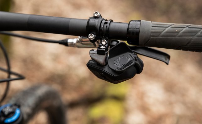 A SRAM Controller shift lever is mounted on MTB handlebars. This is the electronic version of the shift lever.