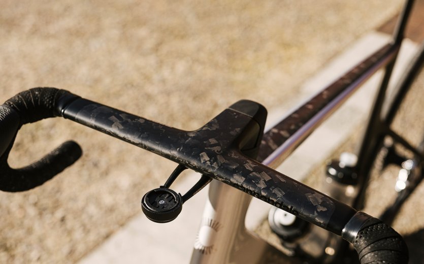 The cockpit of the SuperSix EVO. A coarse carbon structure is clearly visible. 