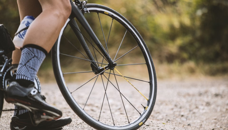 Mavic UST Road Tubeless. A setup that is both fast and provides grip while increasing puncture protection. Go Road tubeless in our shop at bike-components.de.