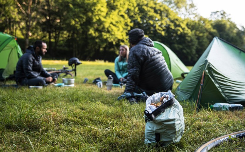 Astuce de pro : une sacoche imperméable fait un excellent sac poubelle.