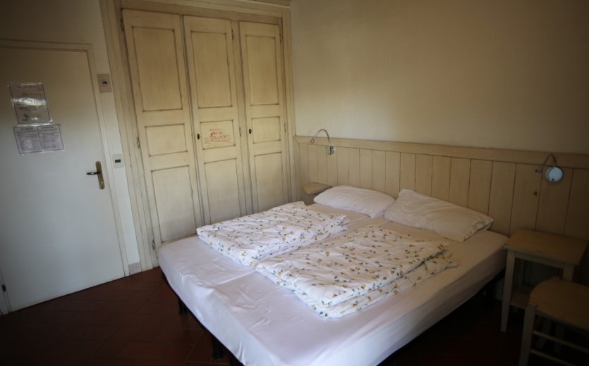Das Zimmer ist in einem schönem italienischen Stil eingerichtet.