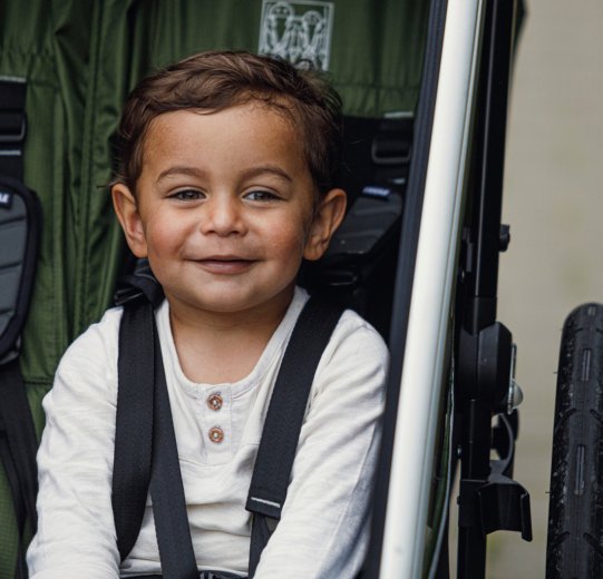 Con el equipamiento adecuado en el remolque para niños, la movilidad en bicicleta no sólo divierte a los niños.