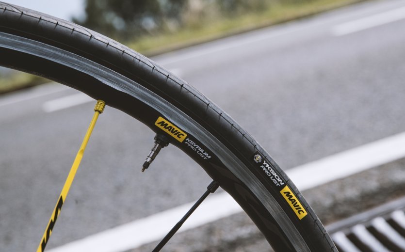 Mavic UST Road Tubeless. A setup that is both fast and provides grip while increasing puncture protection. Go Road tubeless in our shop at bike-components.de.