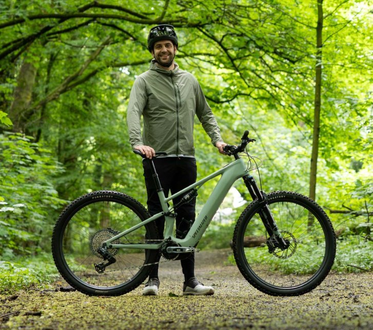 bc-Tester Berno steht mit dem Specialized Turbo Levo R Expert im Wald