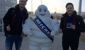 Basti und Sascha vor dem Michelin Testzentrum in Ladoux