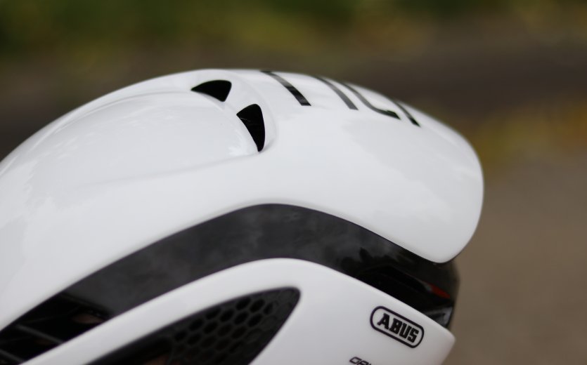 The large, front facing air intakes make for excellent ventilation at the back of the head.