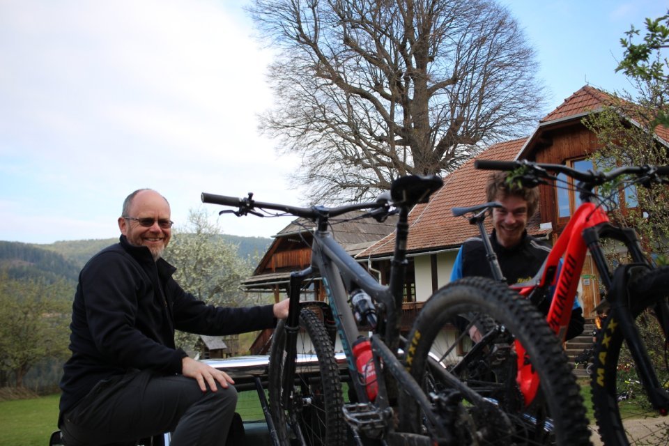 Dixi links, Anej rechts beim Aufladen der Bikes.