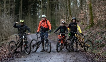 Schlammschlacht Schlammpackung Mountainbiker Dreckig Wald